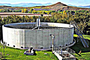 Tratamiento de aguas residuales urbanas e industriales mediante un sistema de percolación híbrido
