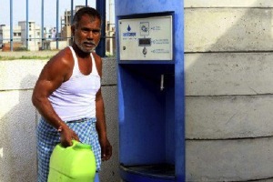 Cajeros automáticos de agua en India contra la escasez e insalubridad