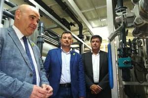 El director de la ACA visita la desalinizadora portátil que da servicio al municipio de Port de la Selva en Girona