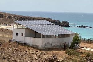 Una desaladora solar suministra agua a habitantes de la isla de Maio en Cabo Verde, gracias a la cooperación canaria