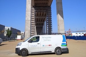 LABYGEMA, referente en la asistencia técnica medioambiental de la sustitución de los tirantes del puente V Centenario de Sevilla