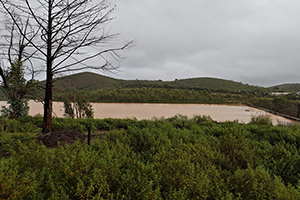 Los técnicos de emergencia de la Junta de Andalucía trabajan para bajar el nivel de agua del embalse Monte Félix-Toril