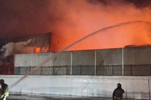 Los equipos Contra Incendios del grupo Ideal apagan un gran incendio en una nave de reciclaje de Sevilla