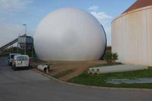 Realizan las pruebas para la puesta en marcha de un gasómetro en la planta depuradora de El Bobar en Almería