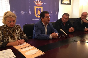 El ayuntamiento de Chipiona en Cádiz firma un convenio con la comunidad de regantes para reutilizar el agua de la depuradora