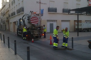 El Ayuntamiento de Chiclana en Cádiz comienza la limpieza de más de 9.000 imbornales en previsión de las lluvias otoñales