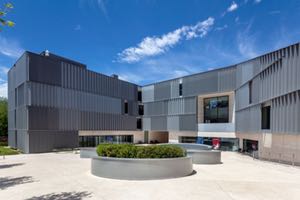 Drenajes ACO en la Facultad de Humanidades y Ciencias de la Comunicación de la Universidad CEU San Pablo, de Nieto Sobejano Arquitectos