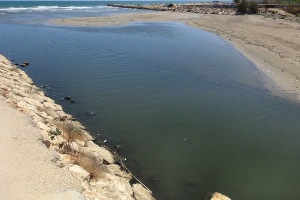 Desarrollan un tanque anticontaminación para evitar vertidos de aguas residuales en una playa de Gandía en Valencia