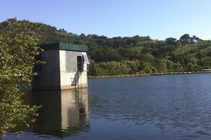 CETAQUA y VIAQUA mantienen a raya el crecimiento de algas y cianobacterias en el embalse de Castadón en Ourense