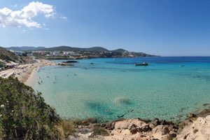 Facsa evita la proliferación de algas invasoras en la Cala Tarida de Ibiza