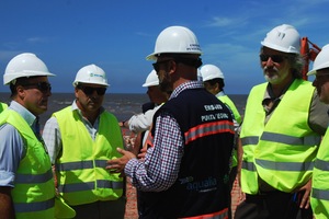 El alcalde de Montevideo visita las obras del emisor subacuático que Aqualia construye en la capital uruguaya