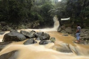 El agua contaminada mata 10.000 veces más que el ébola