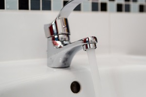 Las tarifas del agua varían casi un 500% según un estudio de FACUA en 57 ciudades