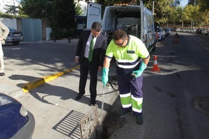 Marbella lleva a cabo una campaña extraordinaria de limpieza de imbornales para evitar inundaciones en época de lluvias