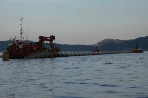 El MAGRAMA lleva a cabo el fondeo del segundo tramo del emisario submarino de la EDAR de Lagares en Vigo