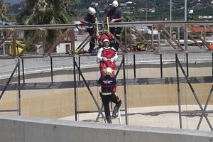Realizado con éxito la simulación de la evacuación de un trabajador caído en un decantador de la EDAR de Motril en Granada