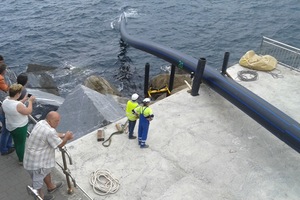 El MAGRAMA instala la tubería del emisario submarino de la EDAR de Lamiaren en Vizcaya