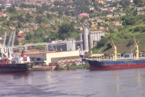 Radicales Hidroxilo de h2o.TITANIUM para la desinfección del agua del río Congo