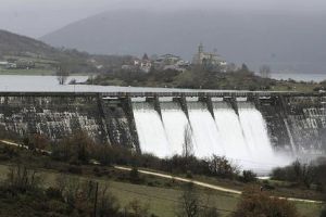 5.500 árboles formarán un filtro verde para mejorar la calidad del agua del embalse de Ullibarri-Gamboa en el País Vasco