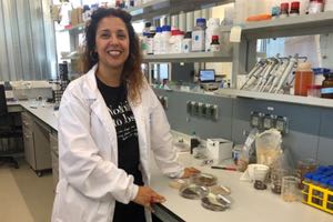 Una científica de CINTECX utiliza residuos de la producción de aceite de oliva para depuración de restos de medicamentos en aguas residuales