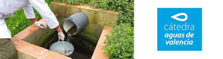 ¿Cómo pueden ayudar los humedales artificiales a controlar la contaminación de las aguas superficiales por microplásticos?
