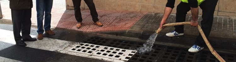 Crevillent en Alicante pone en marcha un nuevo servicio de mantenimiento de imbornales para solucionar problemas de suciedad y malos olores
