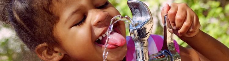 Beber agua del grifo no provoca cáncer: su cloración salva vidas