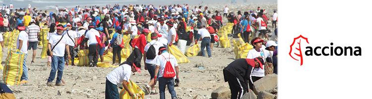 ACCIONA reúne a unos 900 voluntarios durante la jornada de limpieza en playa Cavero de Pachacútec en Perú