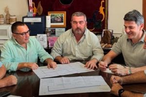 Aljarafesa y el Ayuntamiento de Aznalcóllar llevarán a cabo obras de mejora en el abastecimiento y saneamiento