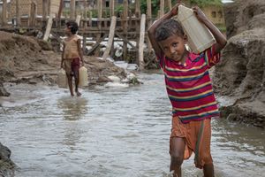 La falta de agua potable es más mortal que las balas para los niños en las zonas de conflicto