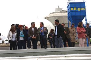 El Ministro del Interior prueba uno de los vehículos impulsados por el biogás que produce Aqualia en Chiclana