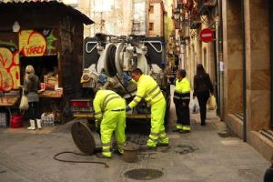 Valencia acondiciona 72.000 imbornales e instala casi 800 chapetas antiolor en toda la ciudad